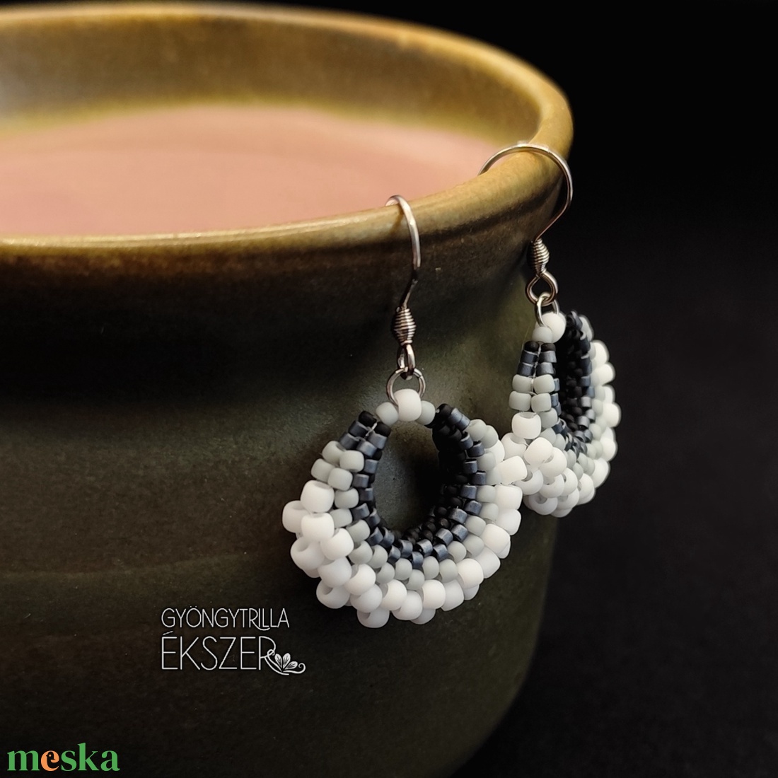 Fehér-fekete átmenetes kosárka fülbevaló - ékszer - fülbevaló - lógó fülbevaló - Meska.hu