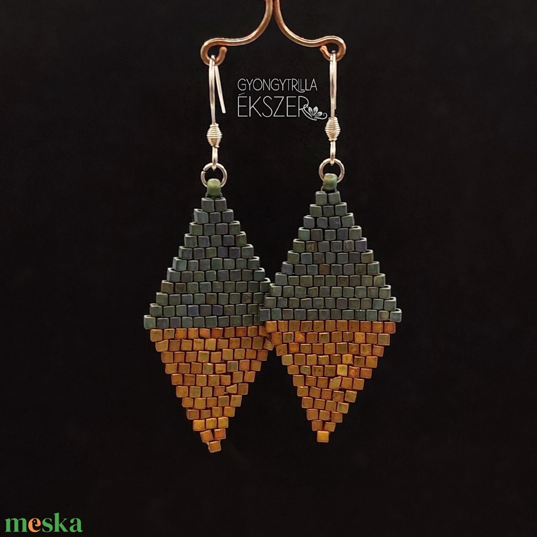  Irizáló arany-zöld gyöngyfűzött rombusz fülbevaló - ékszer - fülbevaló - lógó fülbevaló - Meska.hu