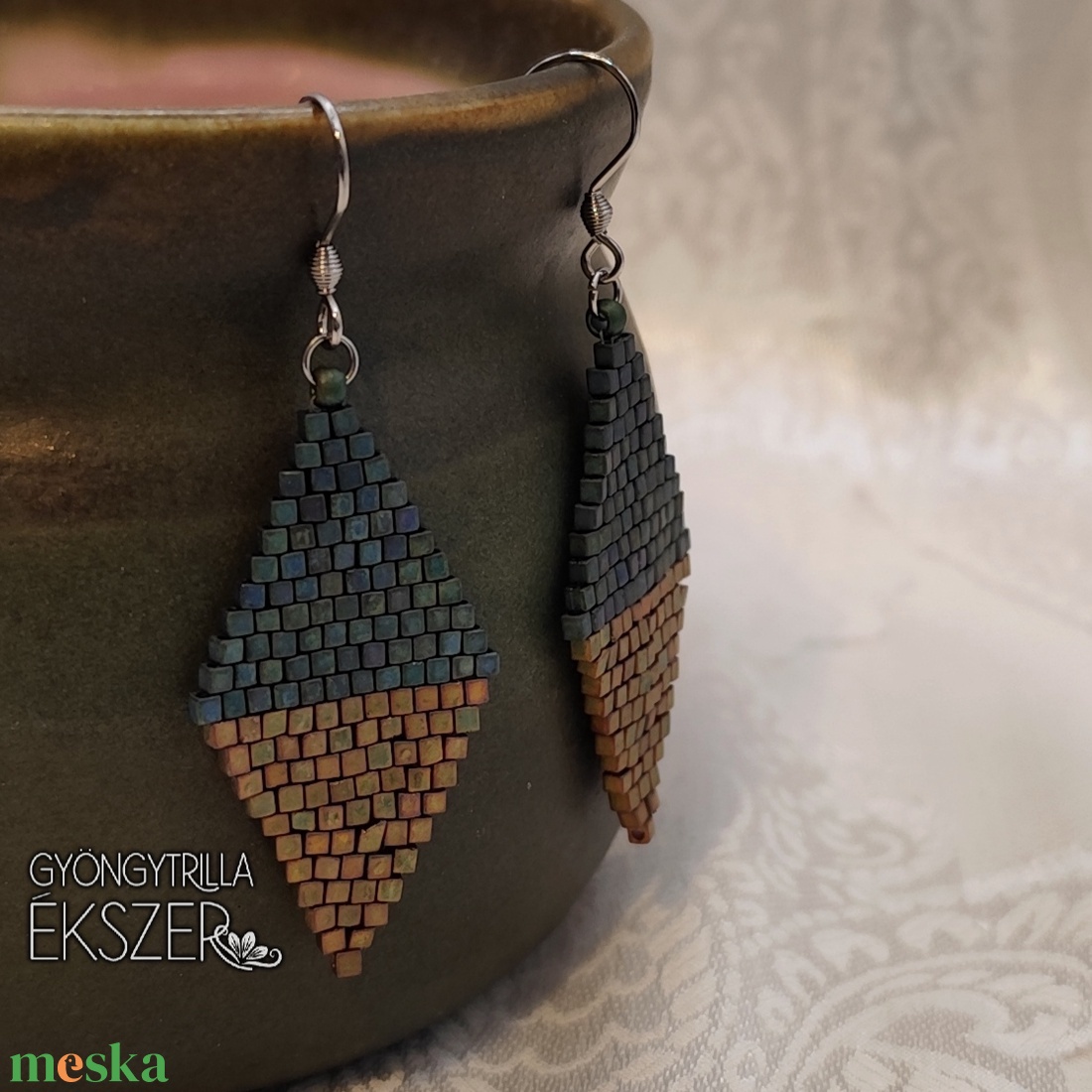 Irizáló arany-zöld gyöngyfűzött rombusz fülbevaló - ékszer - fülbevaló - lógó fülbevaló - Meska.hu