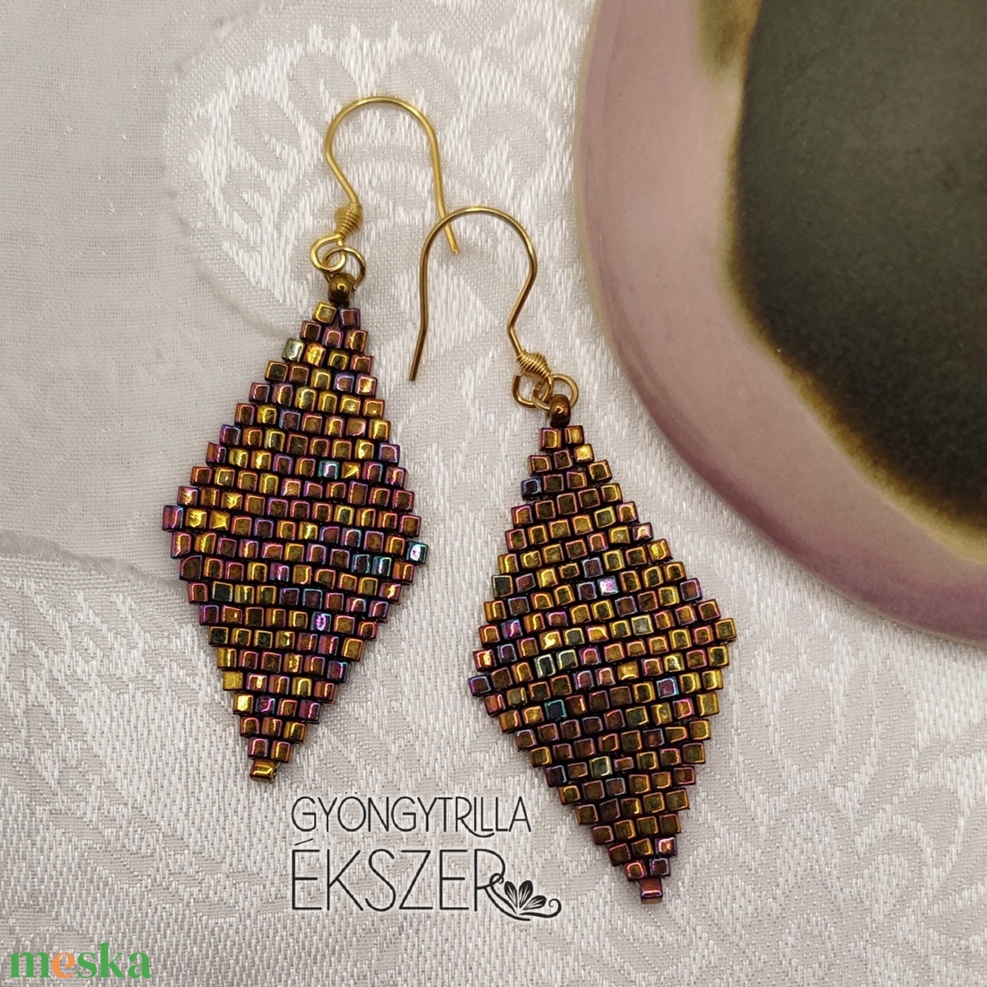  Irizáló lilás arany gyöngyfűzött rombusz fülbevaló - ékszer - fülbevaló - lógó fülbevaló - Meska.hu