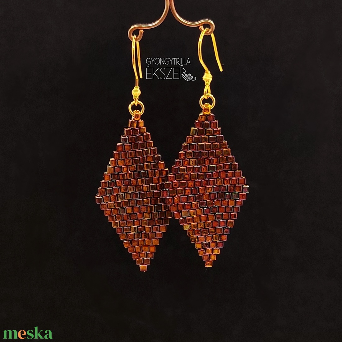  Irizáló lilás arany gyöngyfűzött rombusz fülbevaló - ékszer - fülbevaló - lógó fülbevaló - Meska.hu