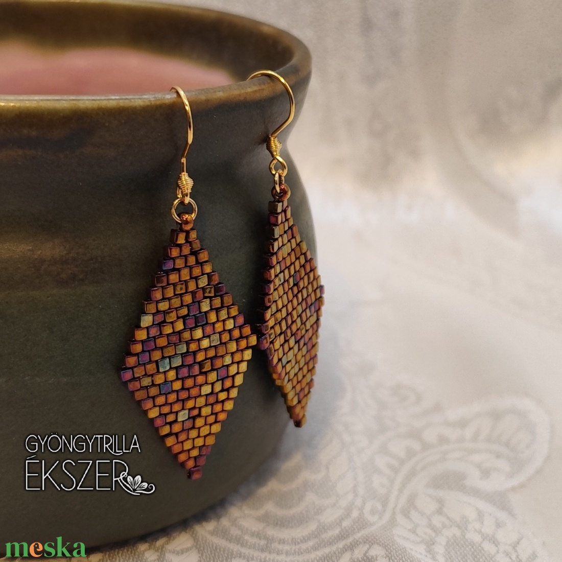  Irizáló lilás arany gyöngyfűzött rombusz fülbevaló - ékszer - fülbevaló - lógó fülbevaló - Meska.hu