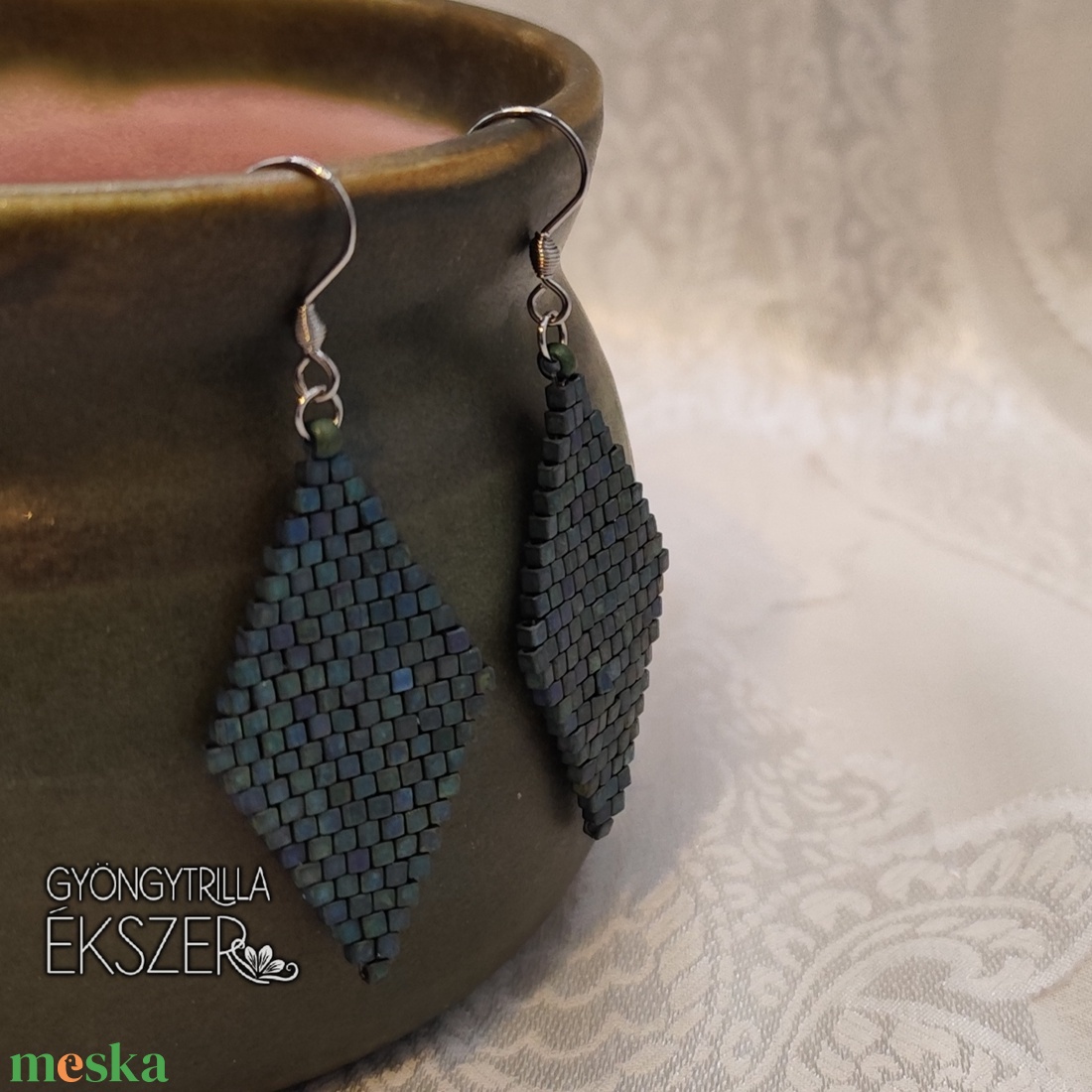  Matt irizáló zöld gyöngyfűzött rombusz fülbevaló - ékszer - fülbevaló - lógó fülbevaló - Meska.hu