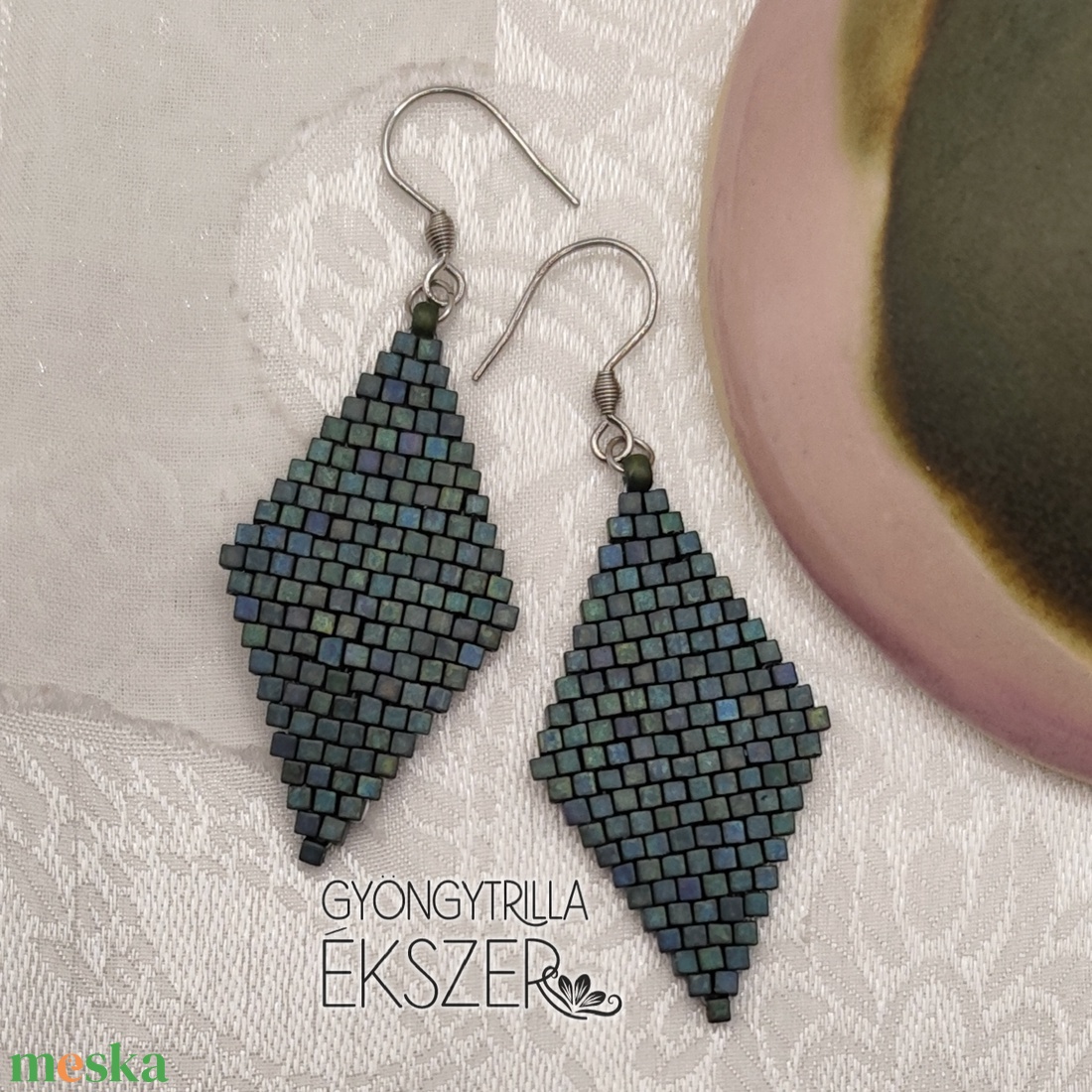  Matt irizáló zöld gyöngyfűzött rombusz fülbevaló - ékszer - fülbevaló - lógó fülbevaló - Meska.hu