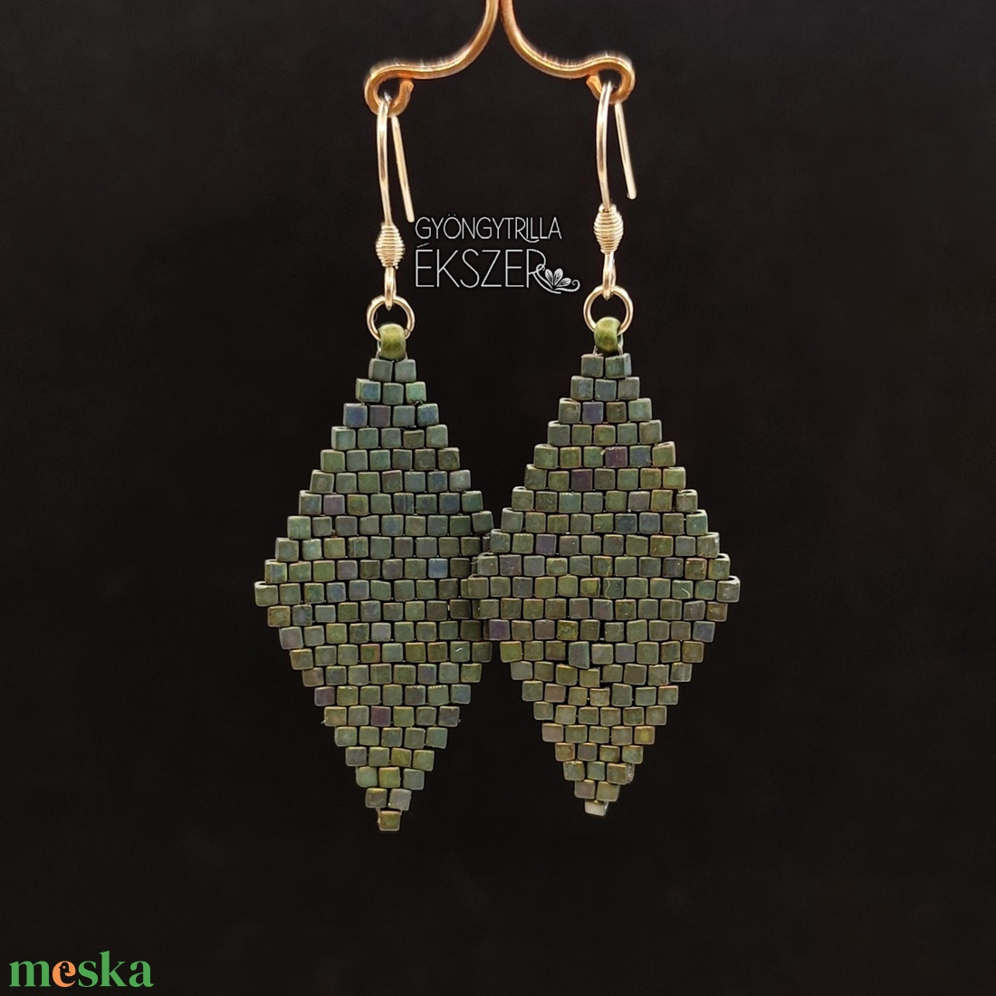  Matt irizáló zöld gyöngyfűzött rombusz fülbevaló - ékszer - fülbevaló - lógó fülbevaló - Meska.hu