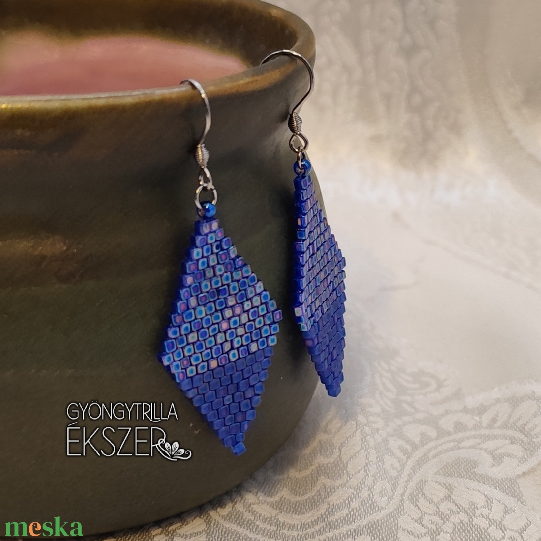  Matt és fényes irizáló kék gyöngyfűzött rombusz fülbevaló - ékszer - fülbevaló - lógó fülbevaló - Meska.hu