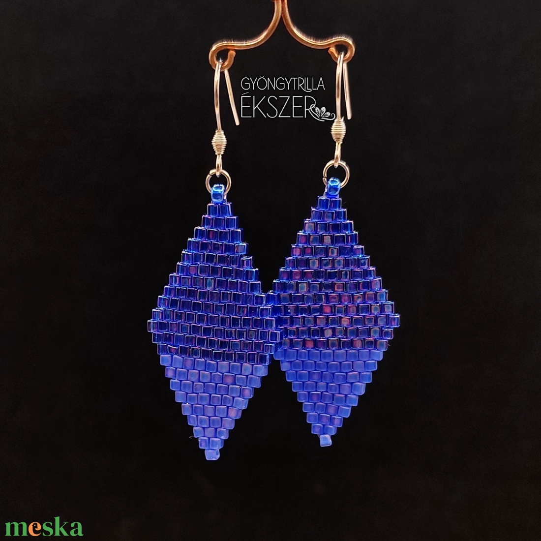  Matt és fényes irizáló kék gyöngyfűzött rombusz fülbevaló - ékszer - fülbevaló - lógó fülbevaló - Meska.hu