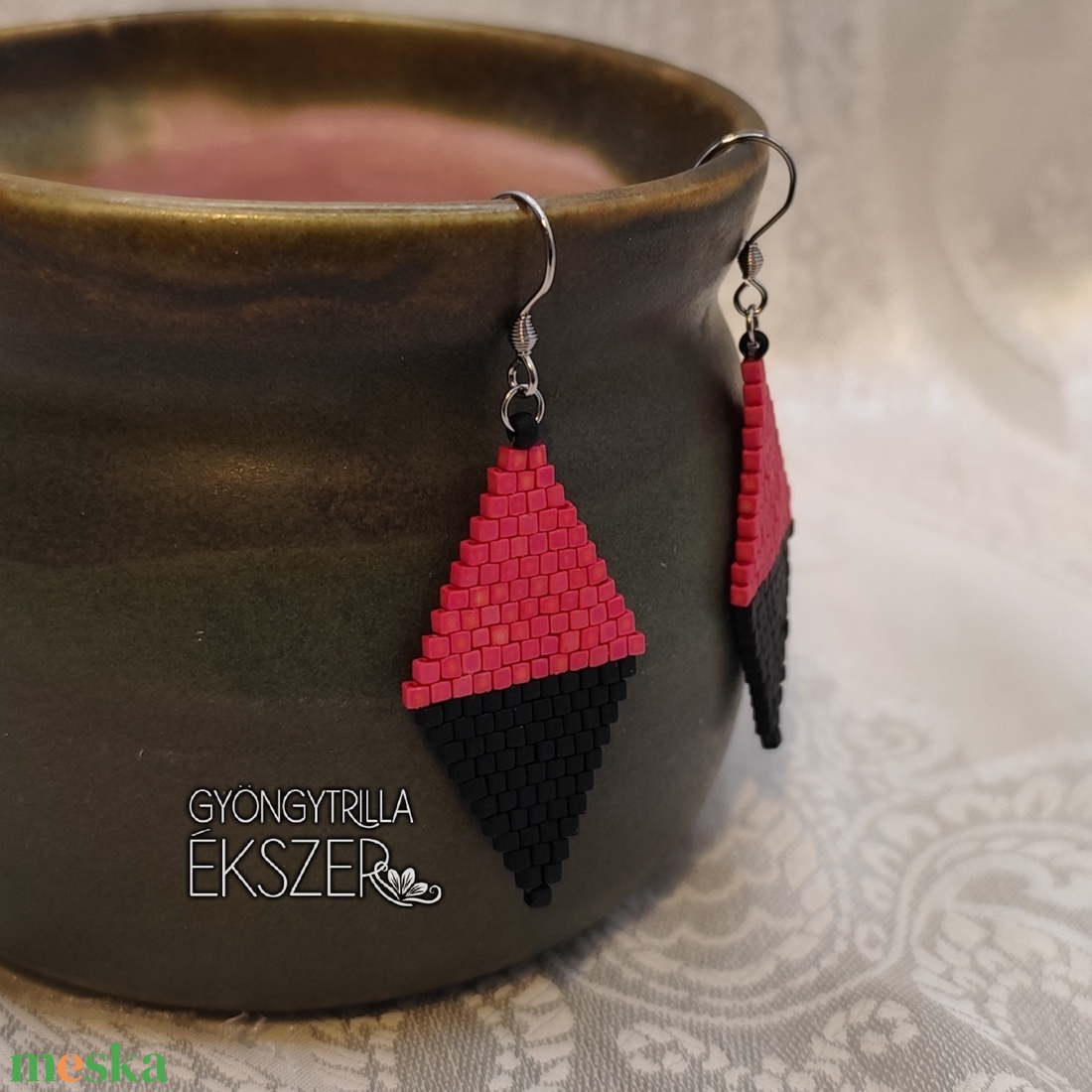  Matt irizáló magenta-fekete gyöngyfűzött rombusz fülbevaló - ékszer - fülbevaló - lógó fülbevaló - Meska.hu