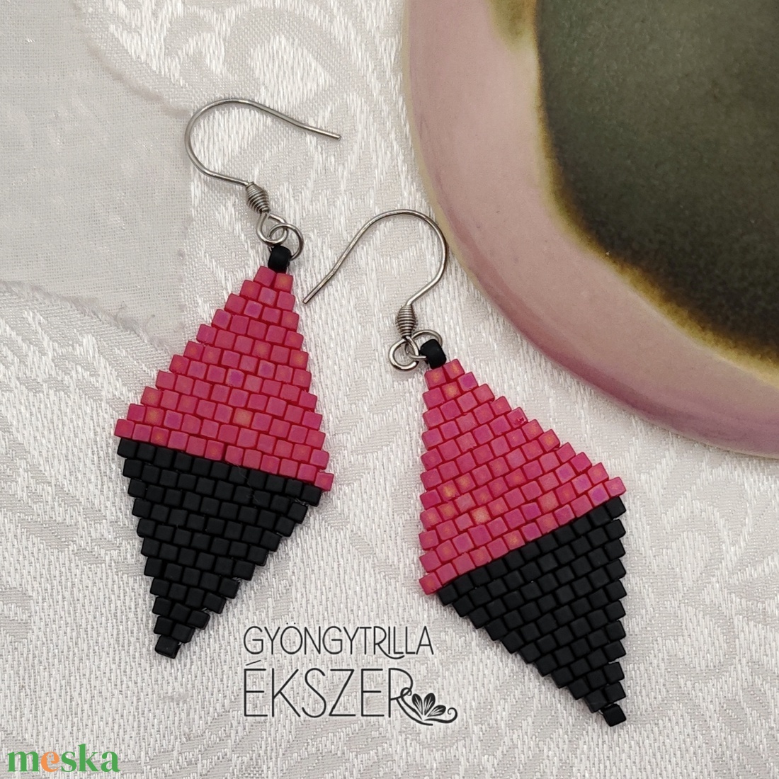  Matt irizáló magenta-fekete gyöngyfűzött rombusz fülbevaló - ékszer - fülbevaló - lógó fülbevaló - Meska.hu