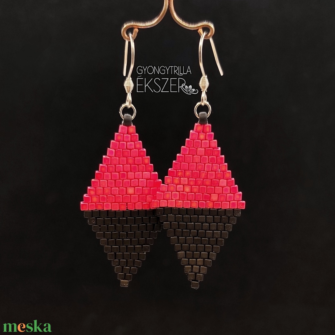  Matt irizáló magenta-fekete gyöngyfűzött rombusz fülbevaló - ékszer - fülbevaló - lógó fülbevaló - Meska.hu