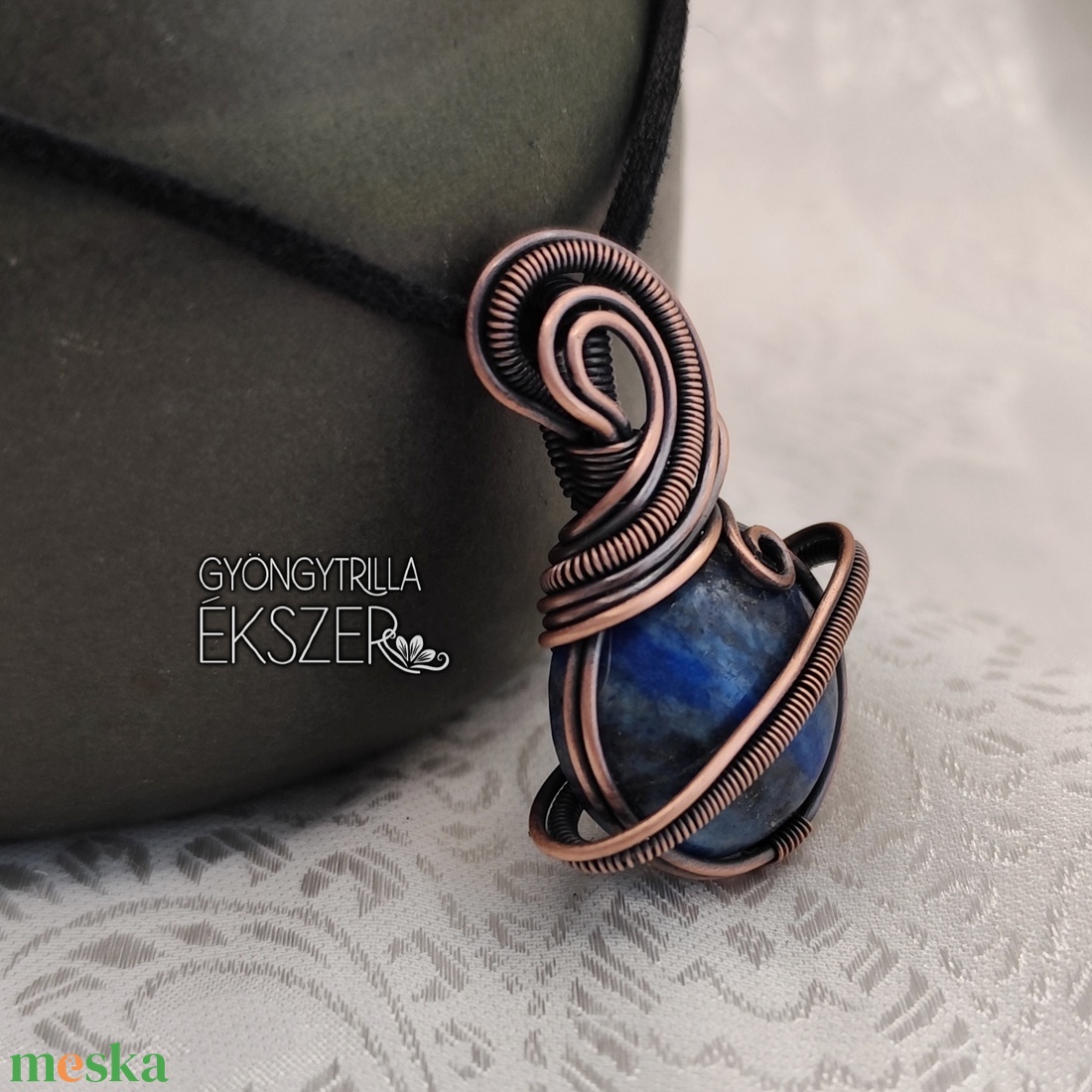 Lapis lazuli bolygó medál antikolt vörösréz befoglalással - ékszer - nyaklánc - medál - Meska.hu