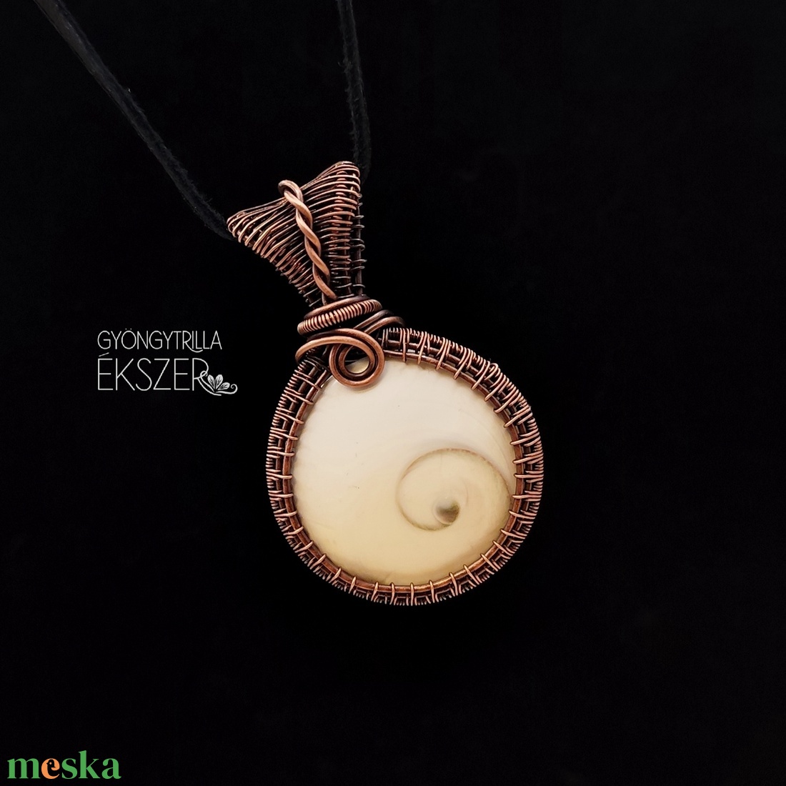 Operkulum medál antikolt vörösréz befoglalással - ékszer - nyaklánc - medál - Meska.hu