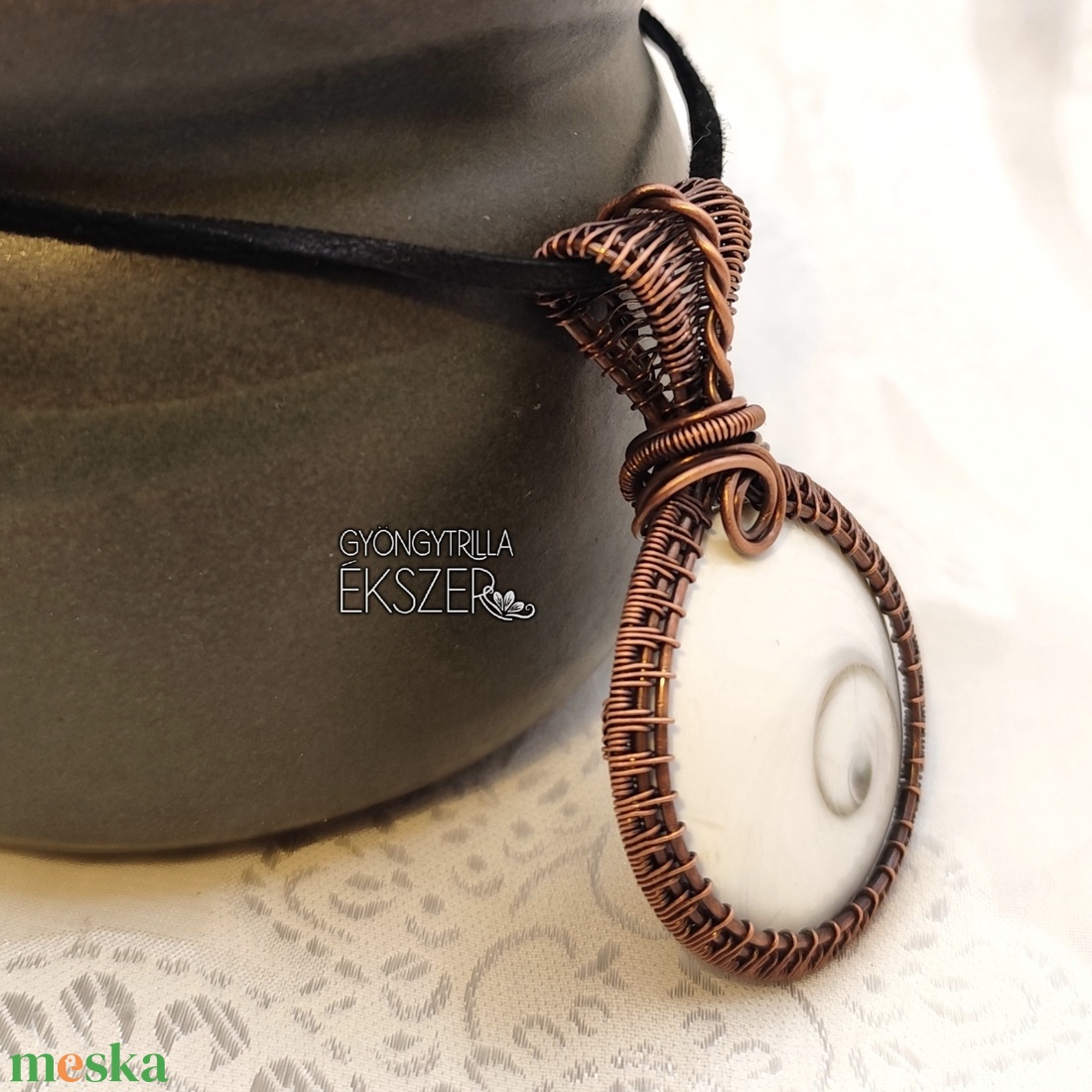 Operkulum medál antikolt vörösréz befoglalással - ékszer - nyaklánc - medál - Meska.hu