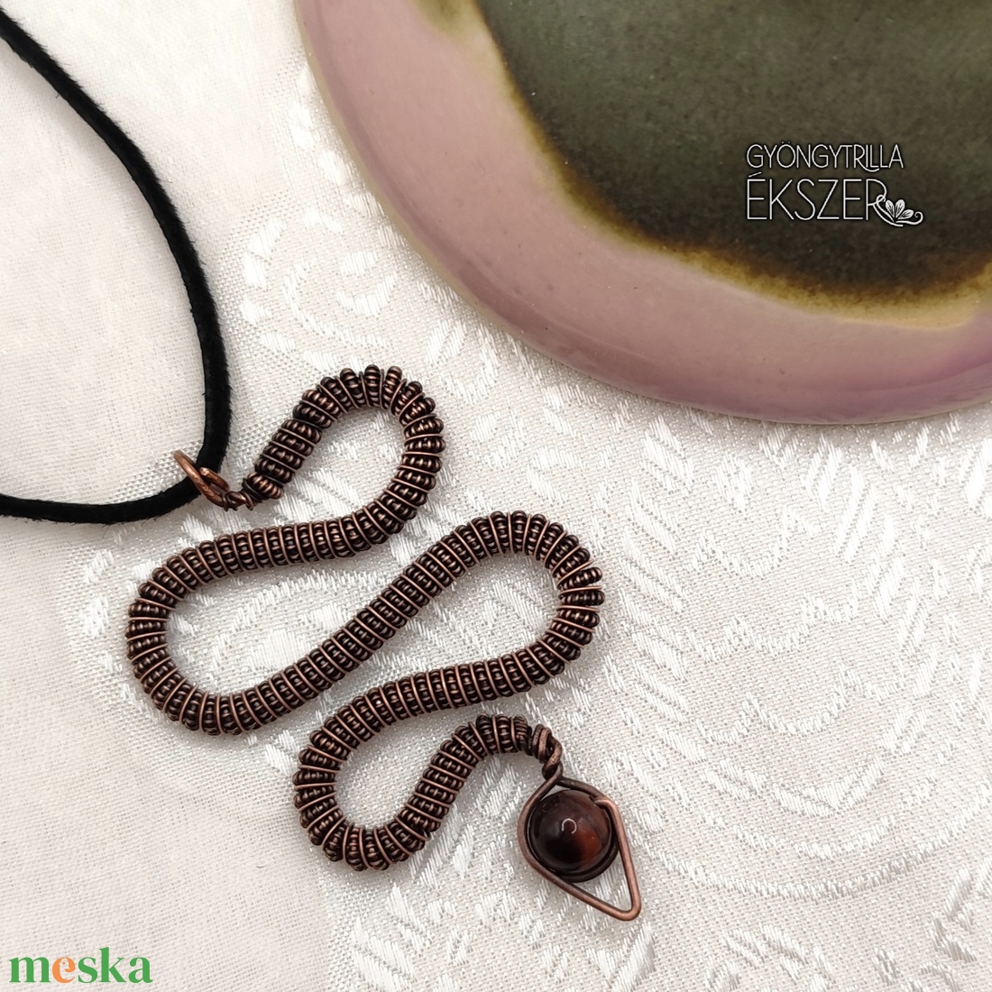 Kígyó medál tigrisszem ásványgyönggyel, antikolt vörösrézdrótból tekerve  - ékszer - nyaklánc - medál - Meska.hu