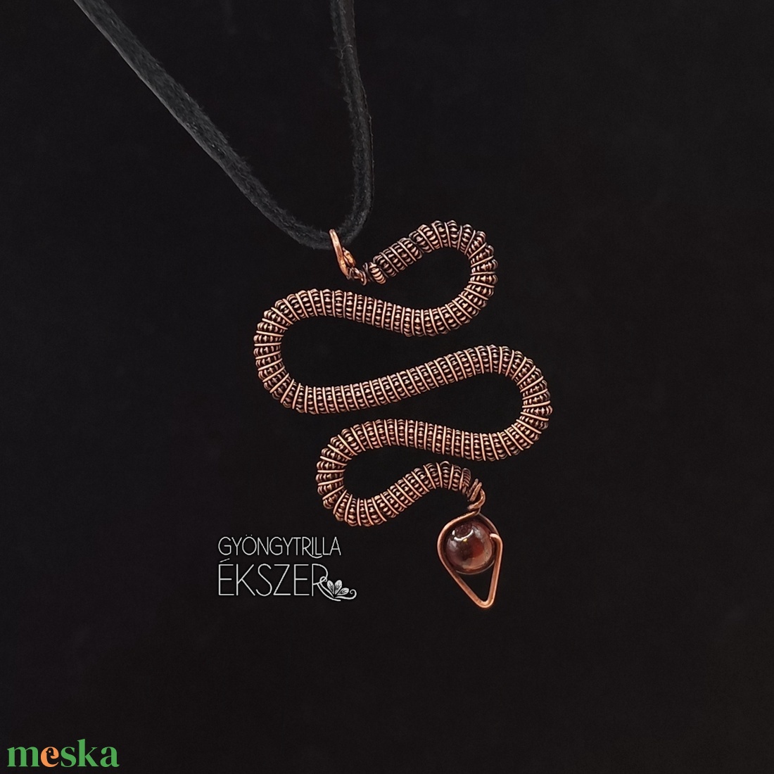 Kígyó medál tigrisszem ásványgyönggyel, antikolt vörösrézdrótból tekerve  - ékszer - nyaklánc - medál - Meska.hu