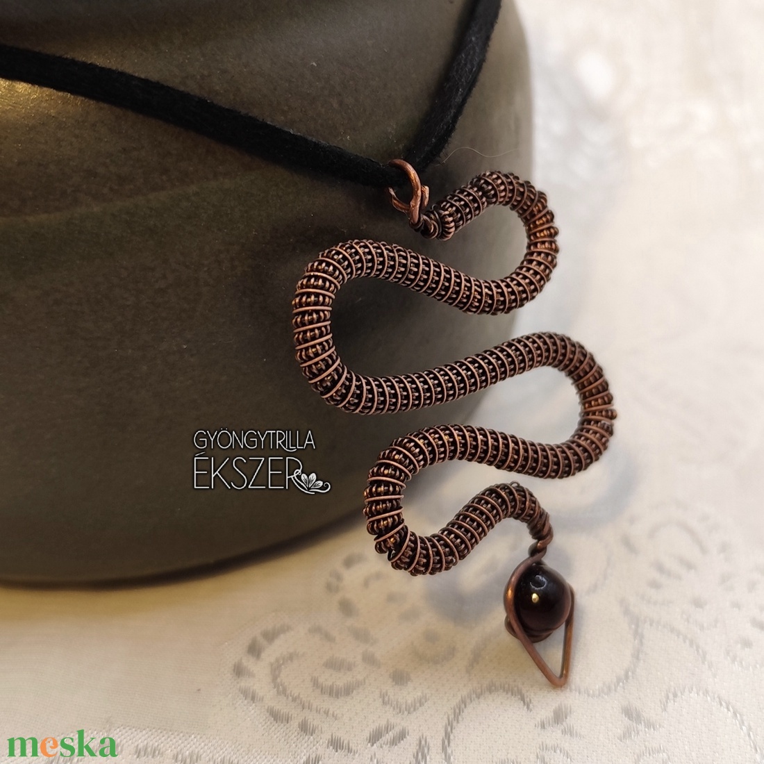 Kígyó medál tigrisszem ásványgyönggyel, antikolt vörösrézdrótból tekerve  - ékszer - nyaklánc - medál - Meska.hu