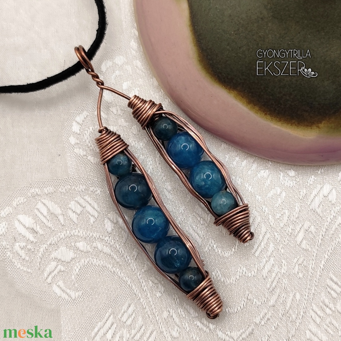 Apatit ásványgyöngyös zöldborsó medál antikolt vörösréz befoglalással - ékszer - nyaklánc - medál - Meska.hu