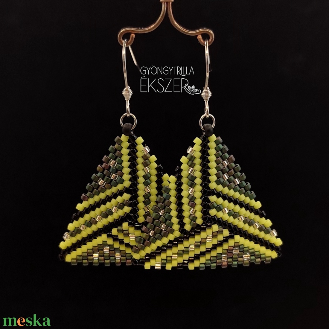 Zöld-fekete-ezüst gyöngyfűzött háromszög fülbevaló - ékszer - fülbevaló - lógó fülbevaló - Meska.hu