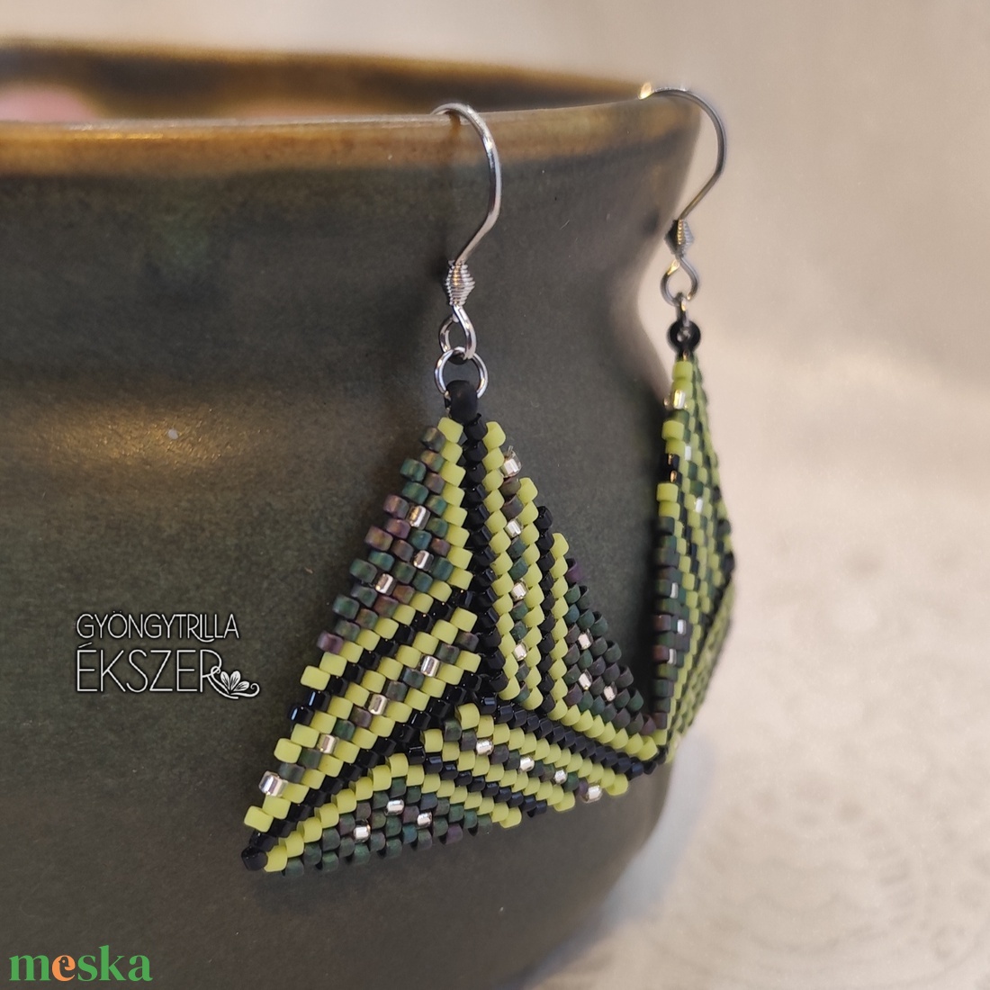 Zöld-fekete-ezüst gyöngyfűzött háromszög fülbevaló - ékszer - fülbevaló - lógó fülbevaló - Meska.hu