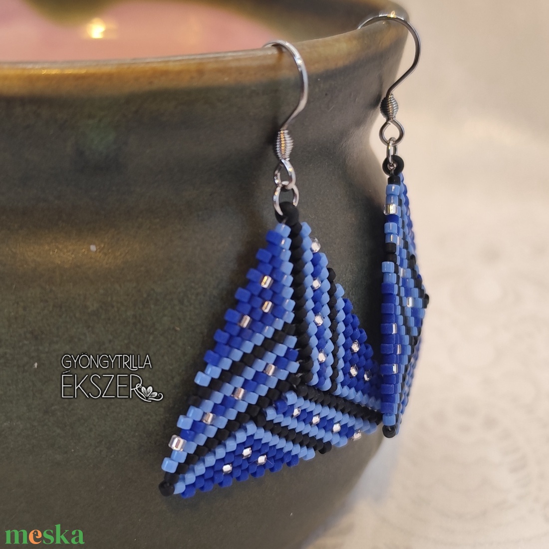 Kék-fekete-ezüst gyöngyfűzött háromszög fülbevaló - ékszer - fülbevaló - lógó fülbevaló - Meska.hu