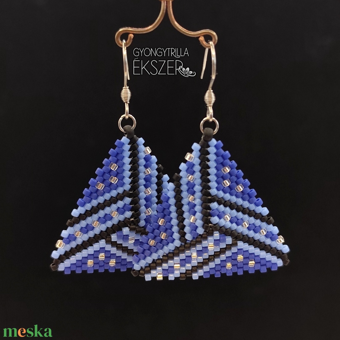 Kék-fekete-ezüst gyöngyfűzött háromszög fülbevaló - ékszer - fülbevaló - lógó fülbevaló - Meska.hu