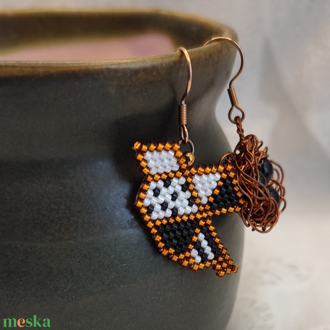 Madárka fészekkel gyöngyfűzött, dróthajlított fülbevaló acél alapon  - ékszer - fülbevaló - lógó fülbevaló - Meska.hu