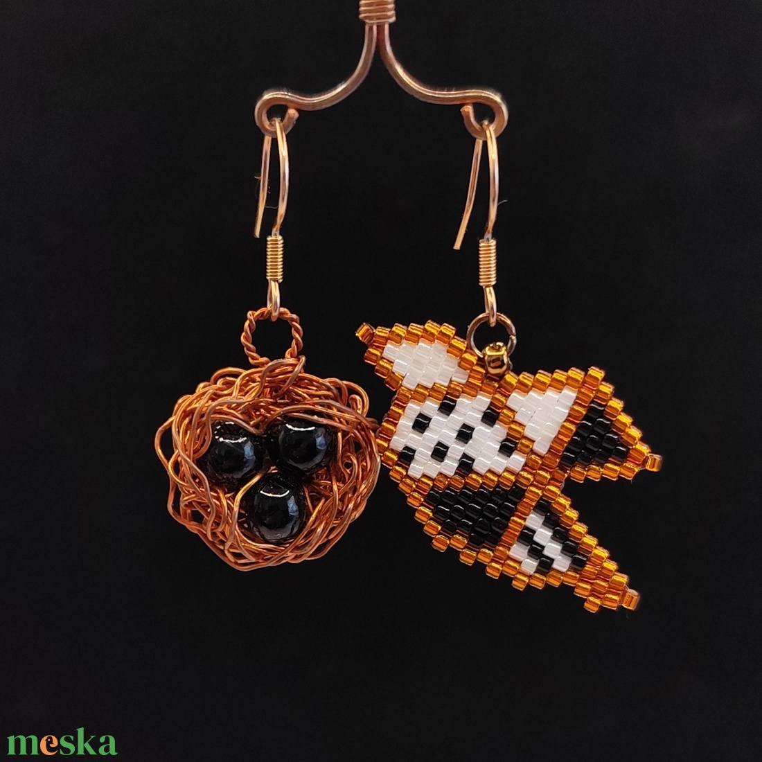 Madárka fészekkel gyöngyfűzött, dróthajlított fülbevaló acél alapon  - ékszer - fülbevaló - lógó fülbevaló - Meska.hu