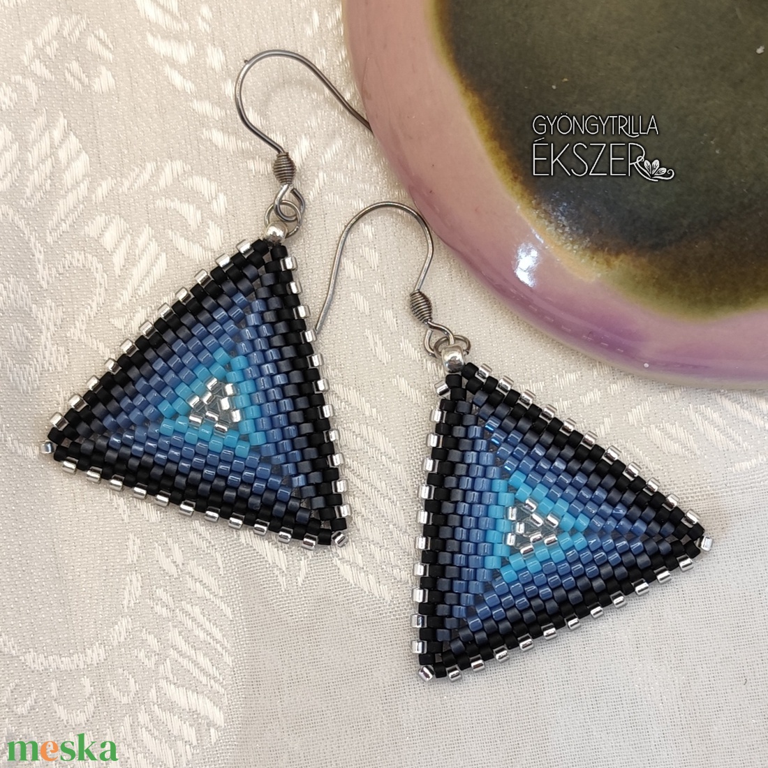 Ezüst-kék-szürke-fekete átmenetes gyöngyfűzött háromszög fülbevaló - ékszer - fülbevaló - lógó fülbevaló - Meska.hu