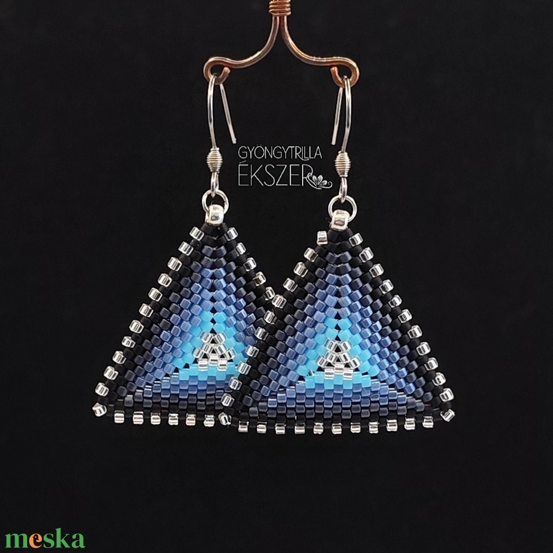 Ezüst-kék-szürke-fekete átmenetes gyöngyfűzött háromszög fülbevaló - ékszer - fülbevaló - lógó fülbevaló - Meska.hu