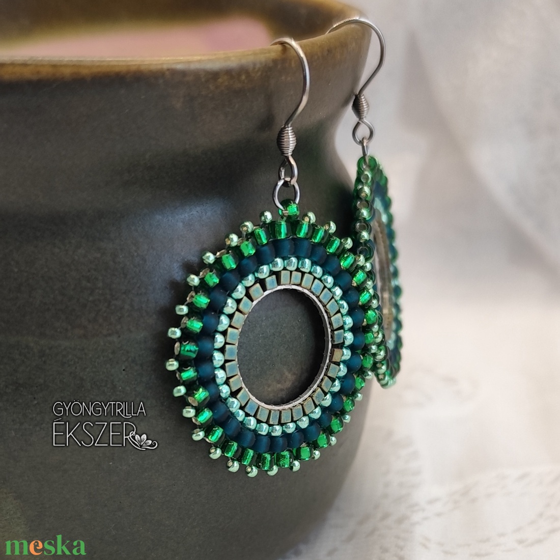 Zöld gyöngyfűzött körlap fülbevaló - ékszer - fülbevaló - lógós kerek fülbevaló - Meska.hu