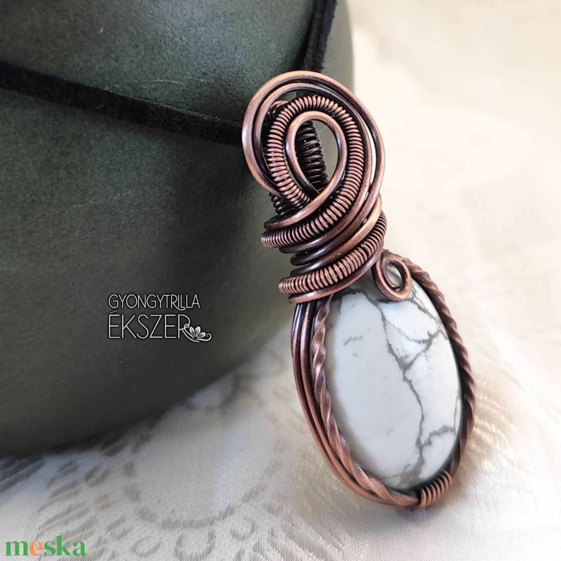 Howlit medál antikolt vörösréz befoglalással - ékszer - nyaklánc - medál - Meska.hu