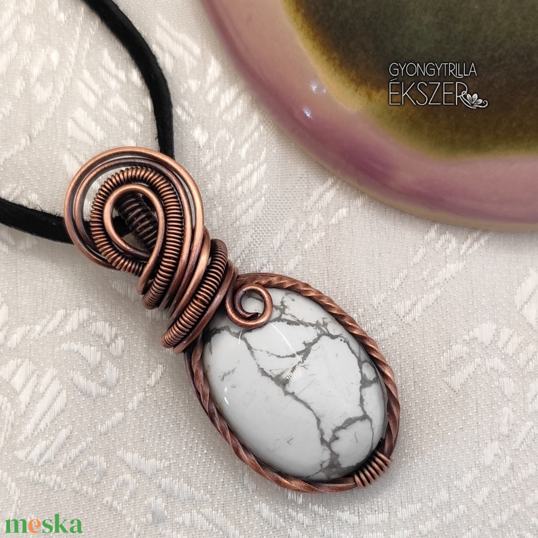 Howlit medál antikolt vörösréz befoglalással - ékszer - nyaklánc - medál - Meska.hu