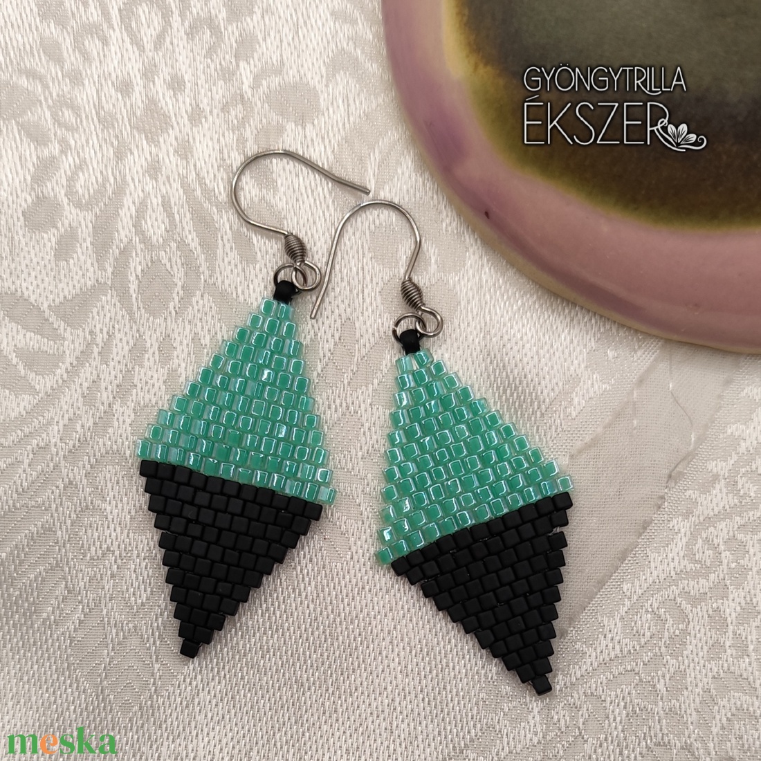  Fényes almazöld-matt fekete gyöngyfűzött rombusz fülbevaló - ékszer - fülbevaló - lógó fülbevaló - Meska.hu