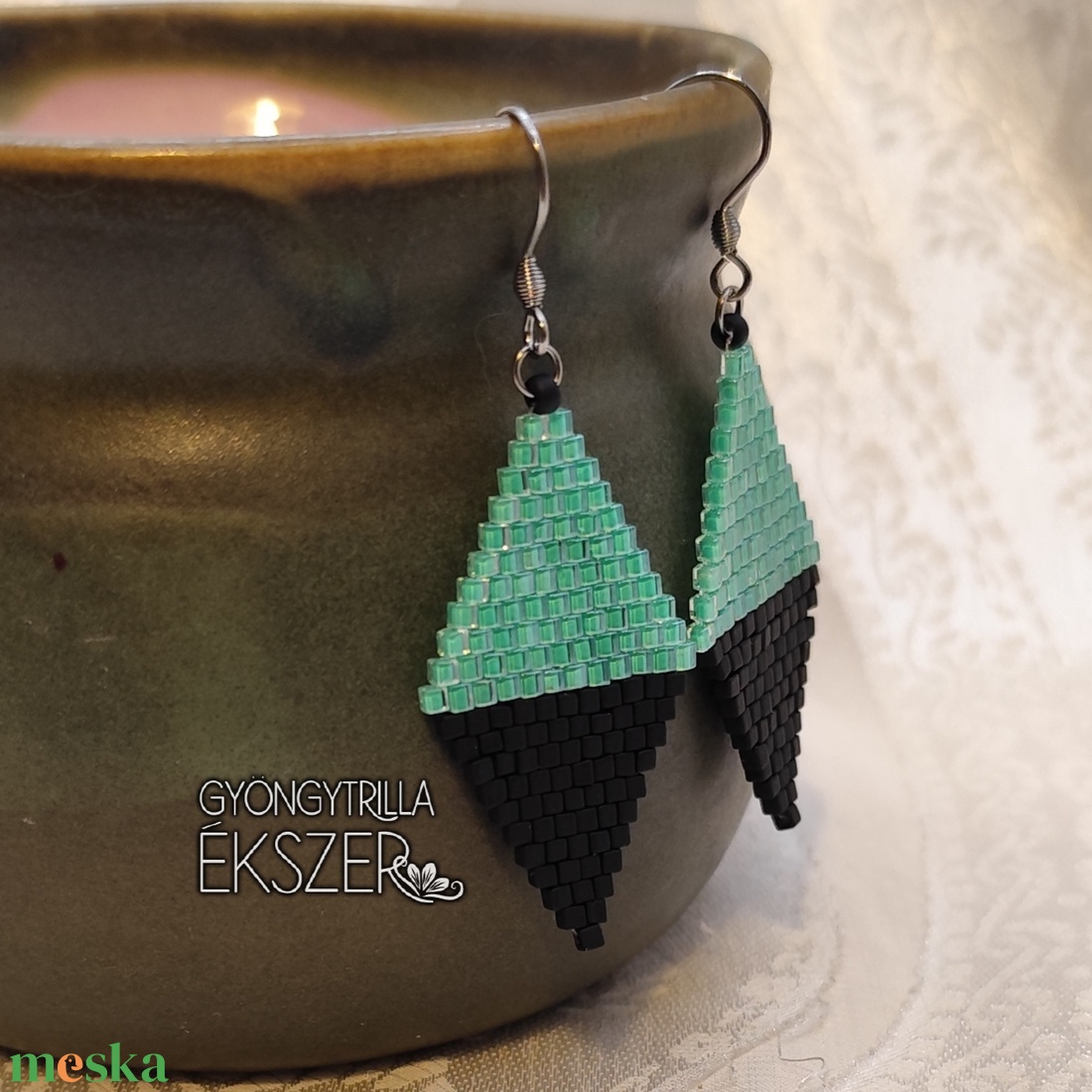  Fényes almazöld-matt fekete gyöngyfűzött rombusz fülbevaló - ékszer - fülbevaló - lógó fülbevaló - Meska.hu