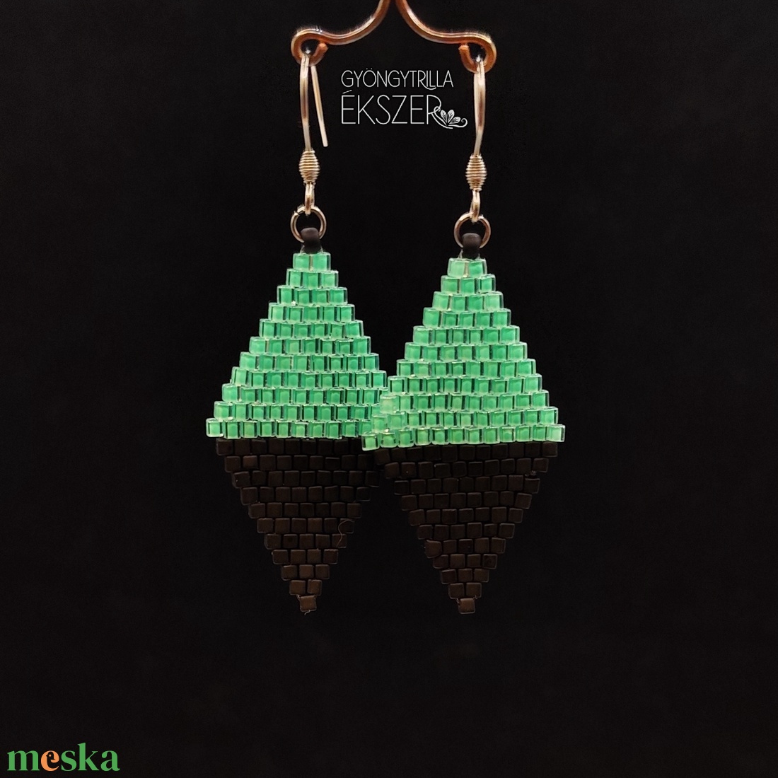  Fényes almazöld-matt fekete gyöngyfűzött rombusz fülbevaló - ékszer - fülbevaló - lógó fülbevaló - Meska.hu