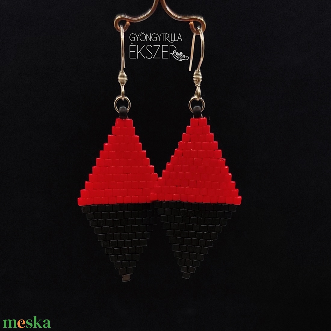  Fényes sötétpiros-matt fekete gyöngyfűzött rombusz fülbevaló - ékszer - fülbevaló - lógó fülbevaló - Meska.hu