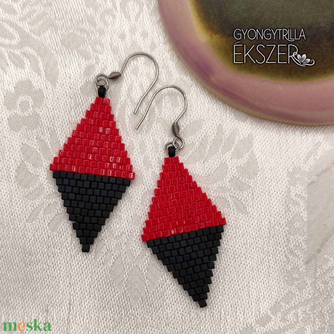  Fényes sötétpiros-matt fekete gyöngyfűzött rombusz fülbevaló - ékszer - fülbevaló - lógó fülbevaló - Meska.hu