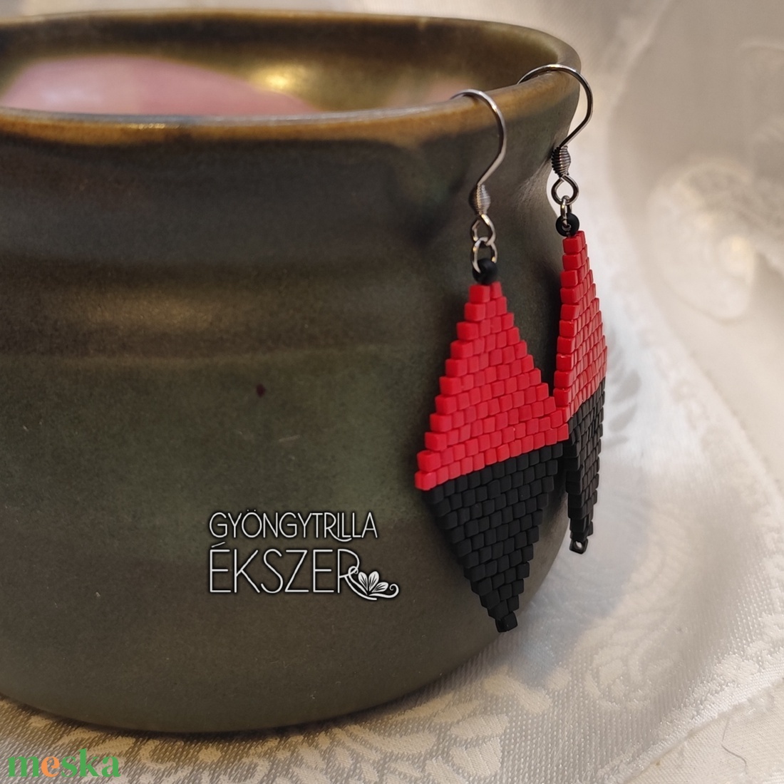  Fényes sötétpiros-matt fekete gyöngyfűzött rombusz fülbevaló - ékszer - fülbevaló - lógó fülbevaló - Meska.hu