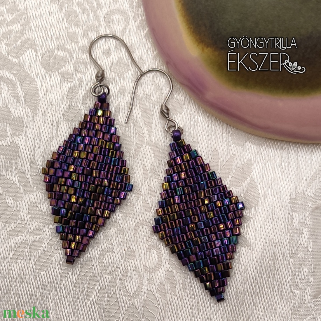  Fényes, irizáló lila gyöngyfűzött rombusz fülbevaló - ékszer - fülbevaló - lógó fülbevaló - Meska.hu