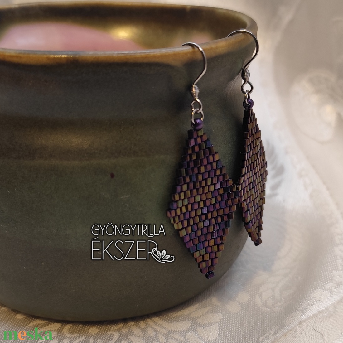  Fényes, irizáló lila gyöngyfűzött rombusz fülbevaló - ékszer - fülbevaló - lógó fülbevaló - Meska.hu