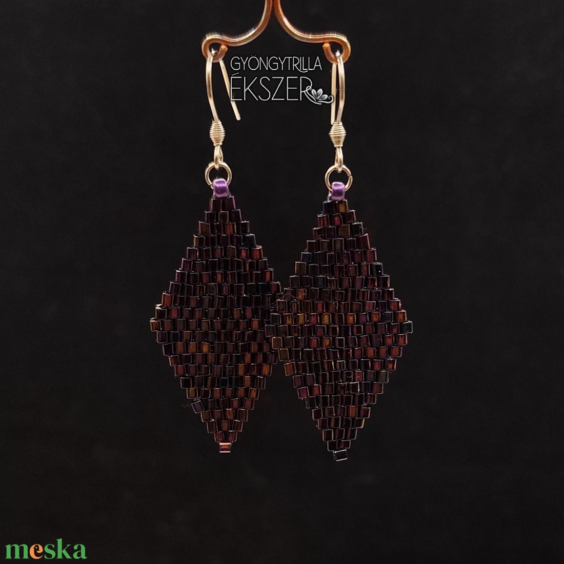  Fényes, irizáló lila gyöngyfűzött rombusz fülbevaló - ékszer - fülbevaló - lógó fülbevaló - Meska.hu