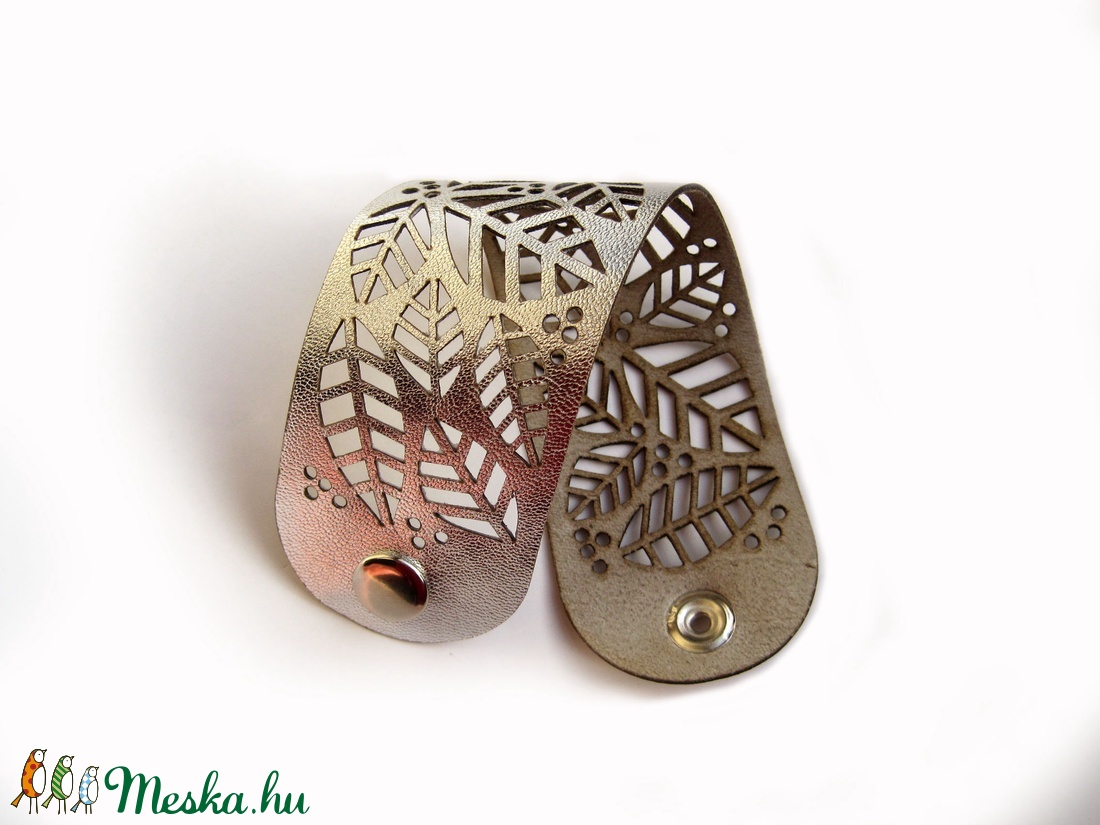 Extravagáns, ezüst színű, elegáns, levél mintás, áttört, csipkézett, bőr karkötő, patenttel, kisebb kézre -  - Meska.hu