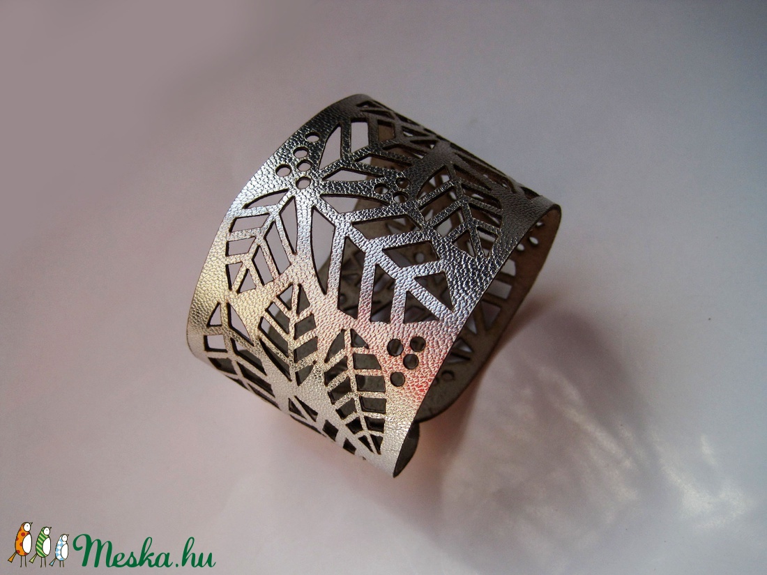 Extravagáns, ezüst színű, elegáns, levél mintás, áttört, csipkézett, bőr karkötő, patenttel, kisebb kézre -  - Meska.hu