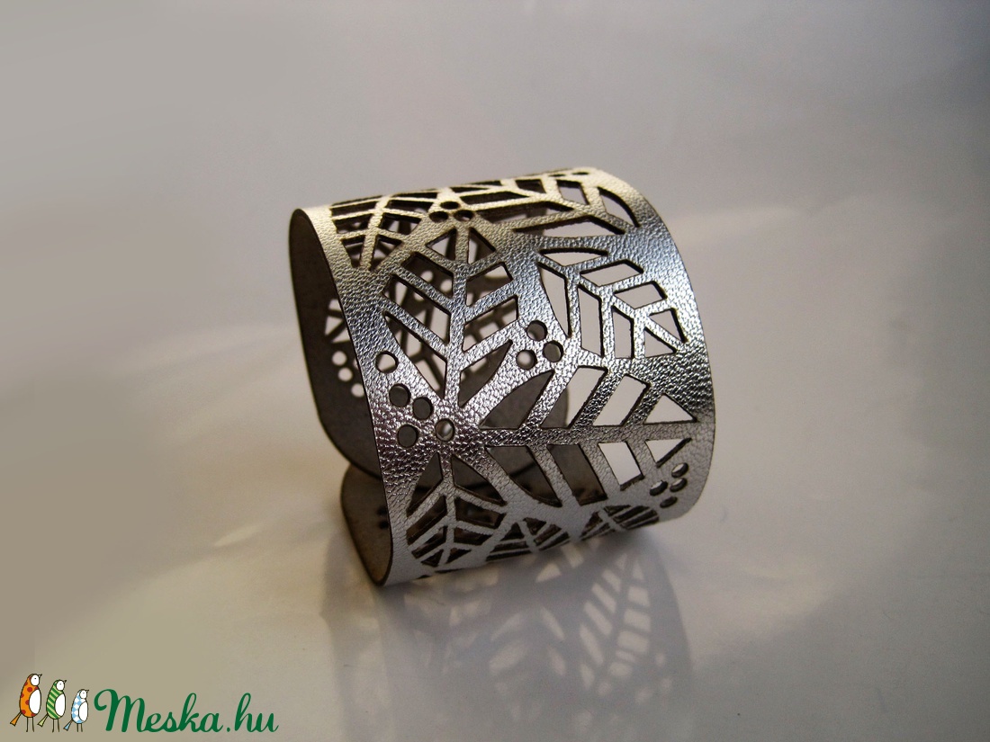 Extravagáns, ezüst színű, elegáns, levél mintás, áttört, csipkézett, bőr karkötő, patenttel, kisebb kézre -  - Meska.hu