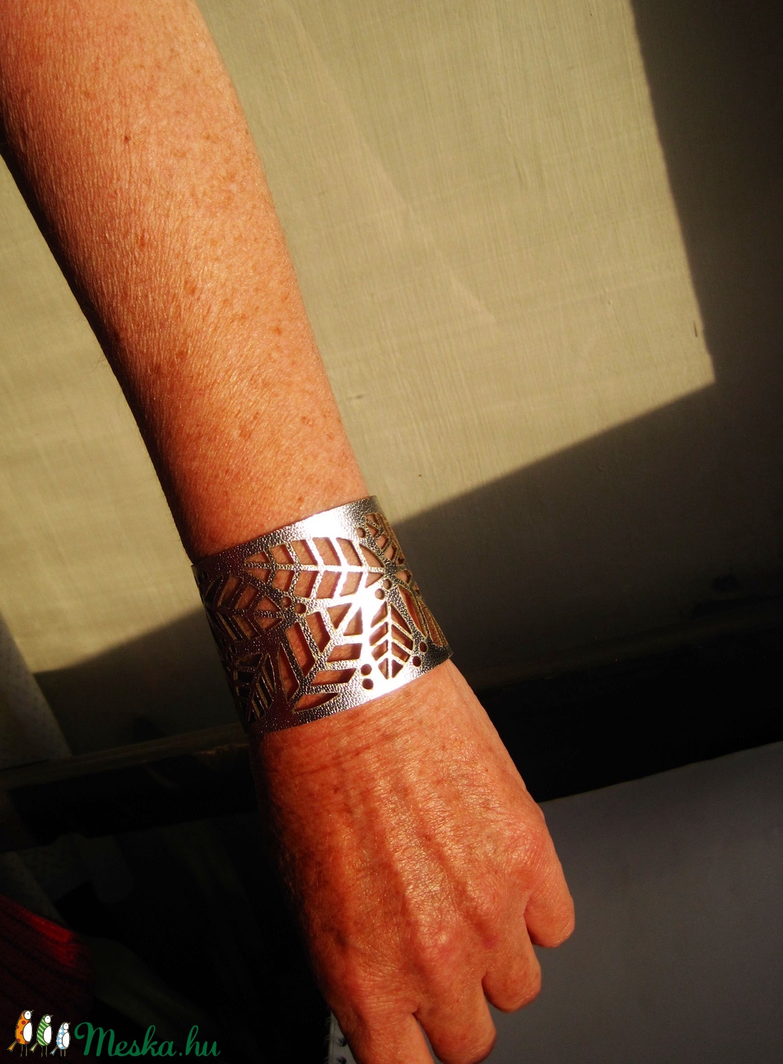 Extravagáns, ezüst színű, elegáns, levél mintás, áttört, csipkézett, bőr karkötő, patenttel, kisebb kézre -  - Meska.hu