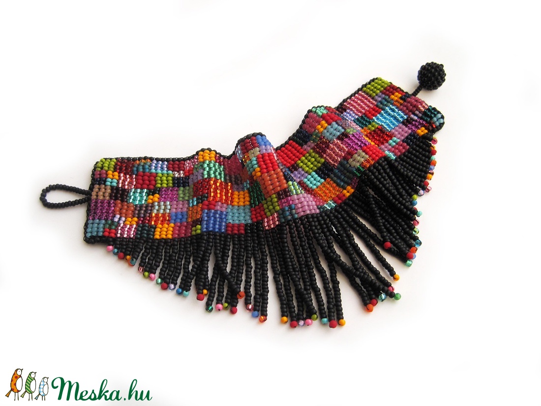 Tarka kockás, rojtos - Széles, gyöngyszövött karkötő -  - Meska.hu