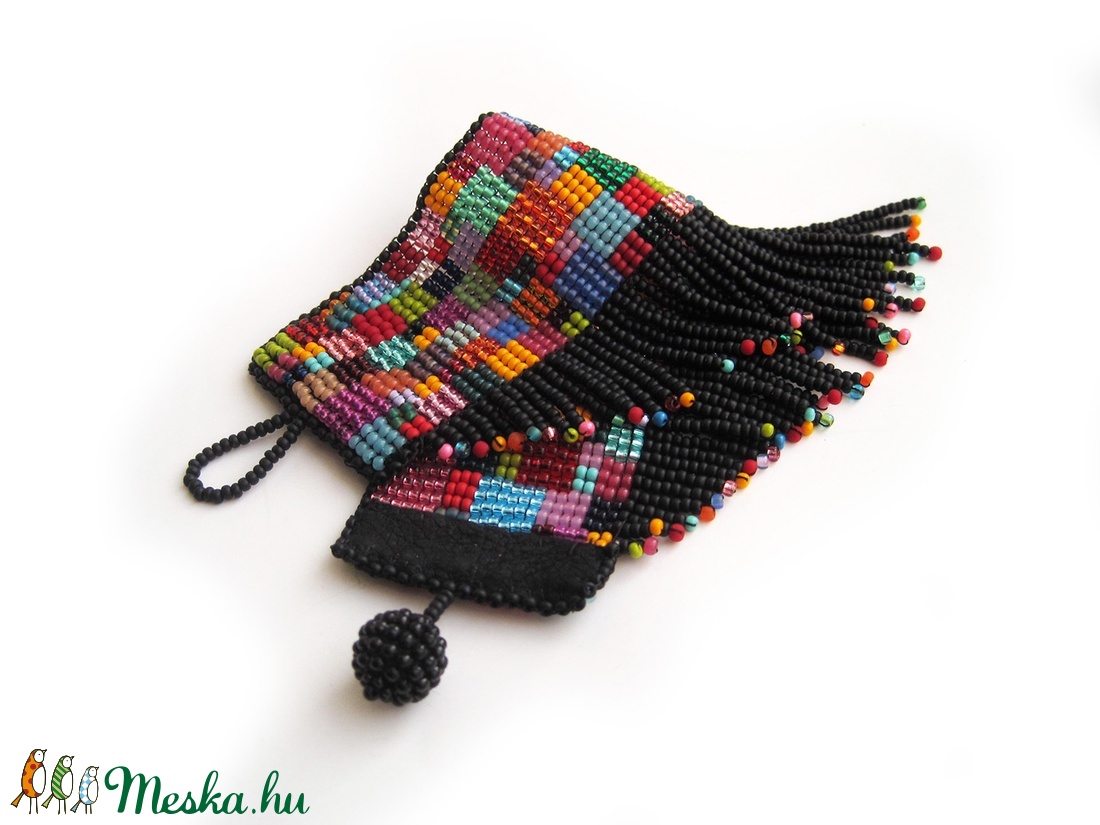 Tarka kockás, rojtos - Széles, gyöngyszövött karkötő -  - Meska.hu