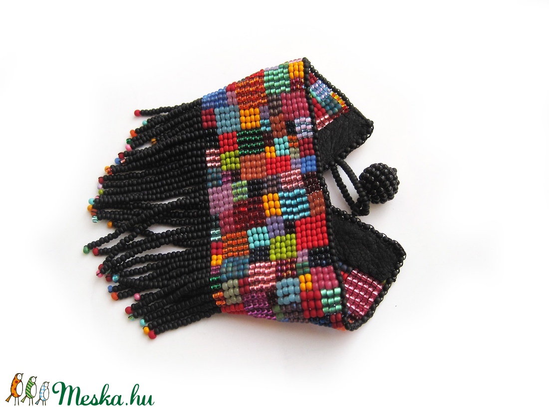Tarka kockás, rojtos - Széles, gyöngyszövött karkötő -  - Meska.hu