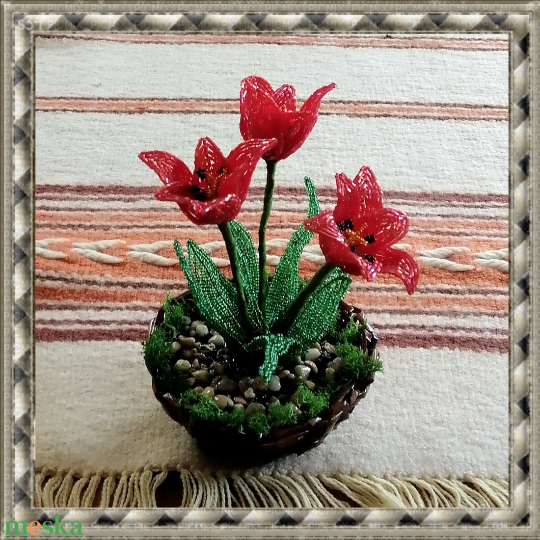 Gyöngyből készített tulipán fonott kosárban GYV26-1 - otthon & lakás - dekoráció - asztal és polc dekoráció - asztaldísz - Meska.hu