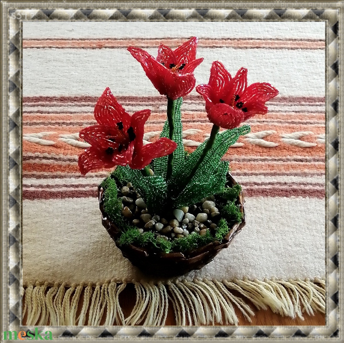 Gyöngyből készített tulipán fonott kosárban GYV26-1 - otthon & lakás - dekoráció - asztal és polc dekoráció - asztaldísz - Meska.hu